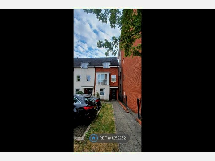 4 Bedroom End Of Terrace House To Rent In Lindisfarne Way, Reading RG2