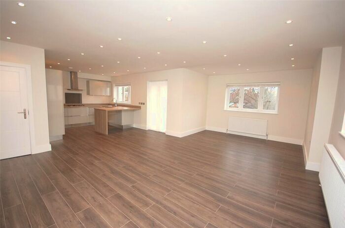 2 Bedroom Apartment To Rent In Friern Park, North Finchley, London, N12