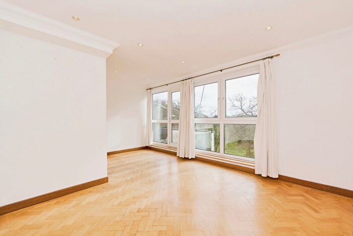 3 Bedroom Flat To Rent In Park Gate Court, High Street, Hampton, TW12