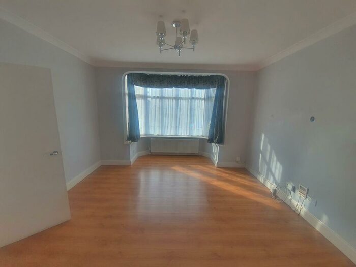 5 Bedroom House To Rent In Sheringham Drive, Barking, IG11