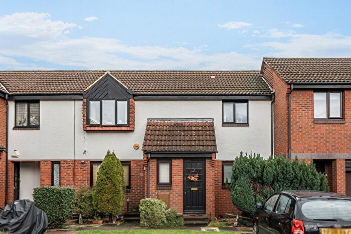 2 Bedroom Flat For Sale In Hamilton Close, London, SE16