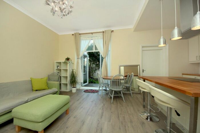 2 Bedroom Flat To Rent In The Grove, London, W5