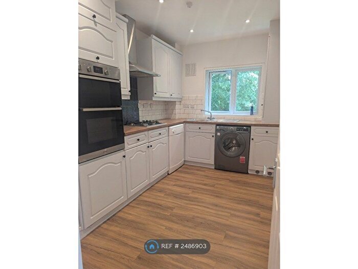 2 Bedroom Flat To Rent In Gables Lodge, Hadley Wood, EN4