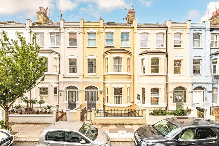3 Bedroom Flat To Rent In Rostrevor Road, Fulham, London, SW6