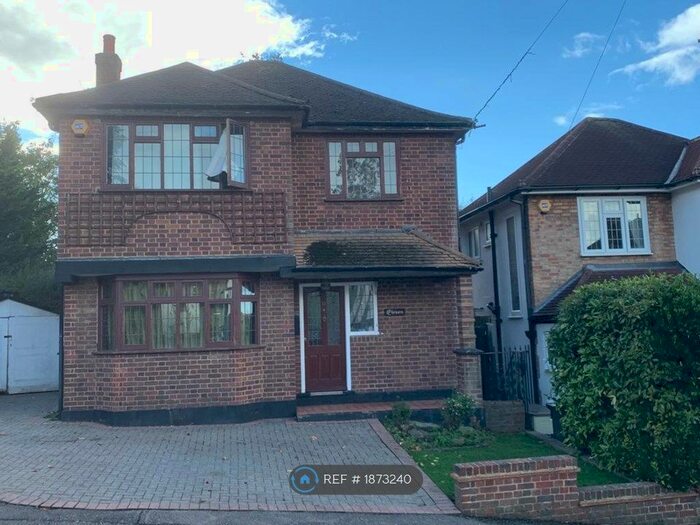3 Bedroom Detached House To Rent In Dacre Close, Chigwell, IG7