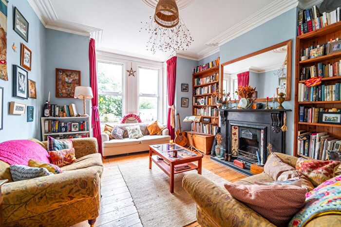 2 Bedroom Flat For Sale In Hillfield Avenue, Hornsey, N8