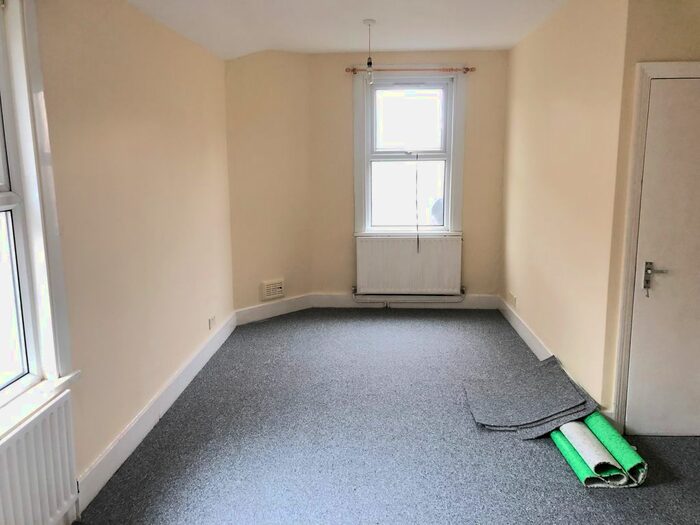 3 Bedroom Flat To Rent In Franciscan Road, Tooting SW17