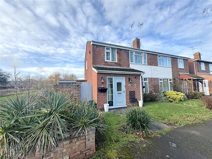 3 Bedroom Semi Detached House For Sale In Cheyne Way, Farnborough, Hampshire, GU14