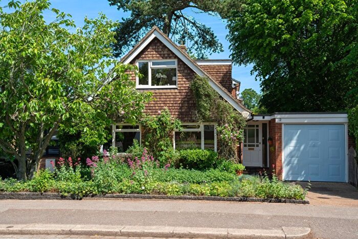 5 Bedroom Link Detached House For Sale In Knighton Close, South Croydon, CR2