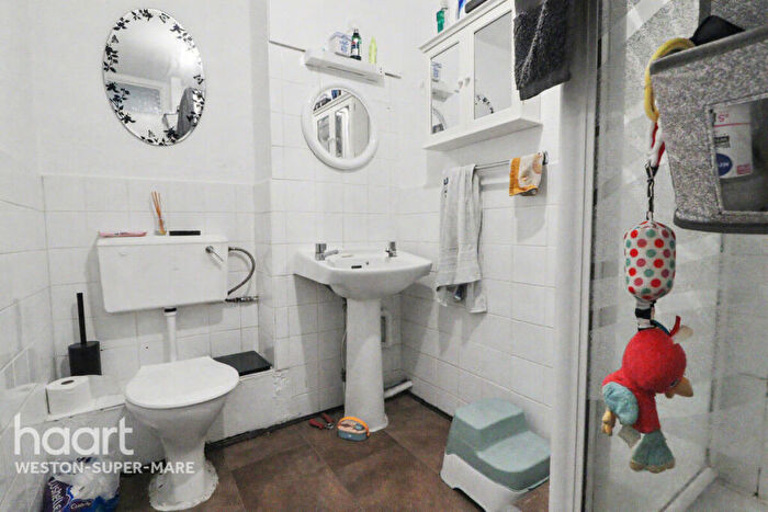 2 Bedroom Apartment For Sale In Knightstone Road, Weston-Super-Mare, BS23