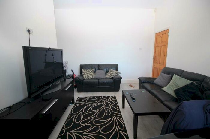 3 Bedroom Flat To Rent In Simonside Terrace, Heaton, Newcastle Upon Tyne, NE6