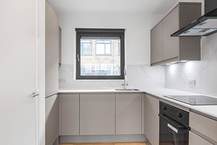 2 Bedroom Flat For Sale In Coleman Fields, Islington, London, N1
