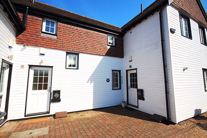 2 Bedroom Flat To Rent In Boulters Lock Island, Maidenhead, SL6