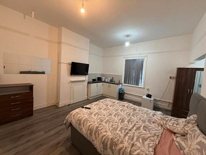 Studio To Rent In High Street, Smethwick, West Midlands, B66