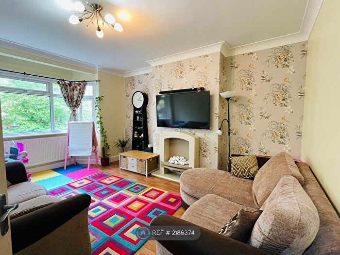 3 Bedroom Flat To Rent In Alexandra Avenue, Harrow, HA2