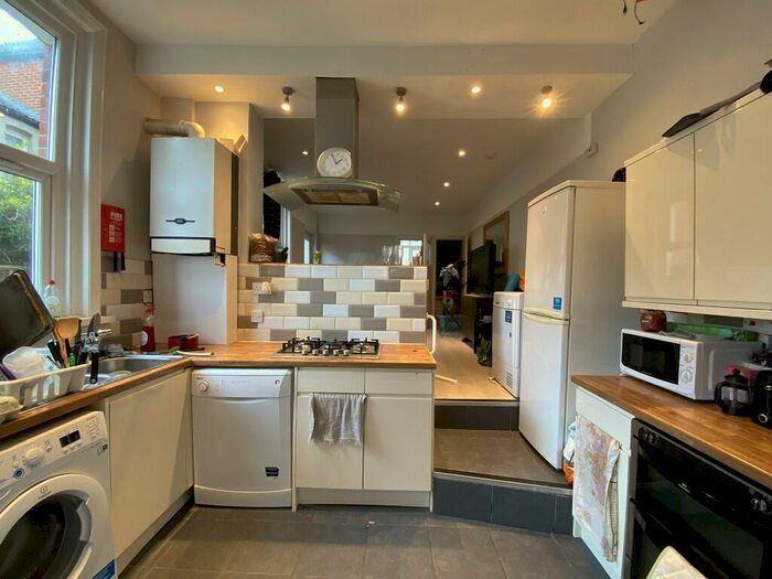 7 Bedroom Semi-Detached House To Rent In Richmond Gardens, SO17