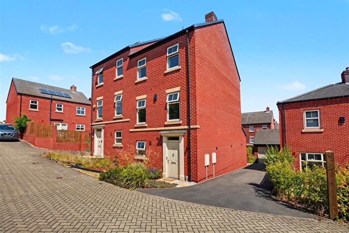 4 Bedroom Semi-Detached House For Sale In Weaving Gardens, Nottingham, NG5