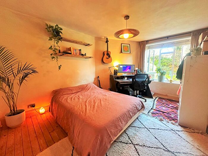 2 Bedroom Flat For Sale In Furze Hil, Hove, BN3