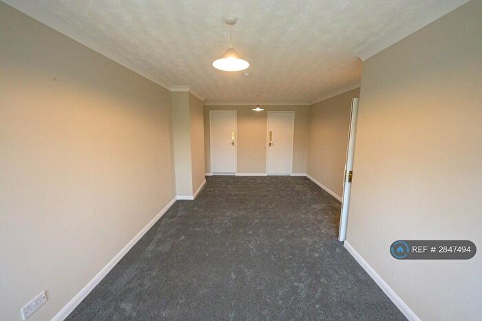 1 Bedroom Flat To Rent In Deeds Grove, High Wycombe, HP12