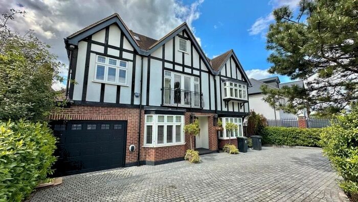 7 Bedroom Semi-Detached House To Rent In New Forest Lane, Chigwell, IG7