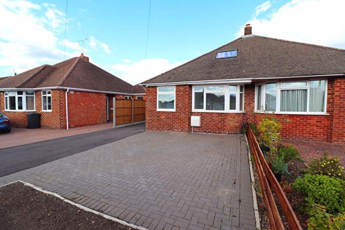 3 Bedroom Bungalow For Sale In Hillview Drive, Hucclecote, Gloucester, GL3