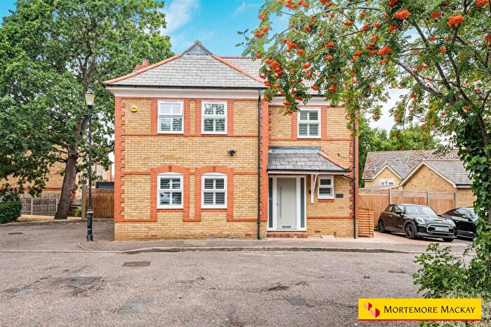 3 Bedroom Detached House For Sale In Buchanan Close, London, N21