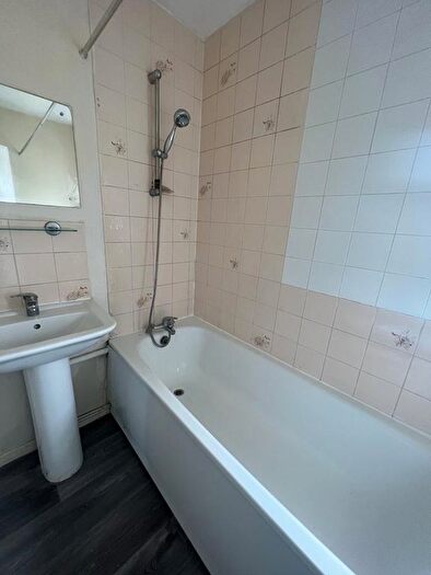 2 Bedroom Semi-Detached House To Rent In Dorrington Close, Luton, LU3