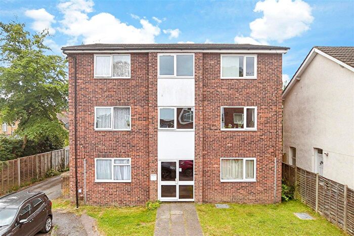 1 Bedroom Flat For Sale In Lyndale Road, Redhill, Surrey, RH1