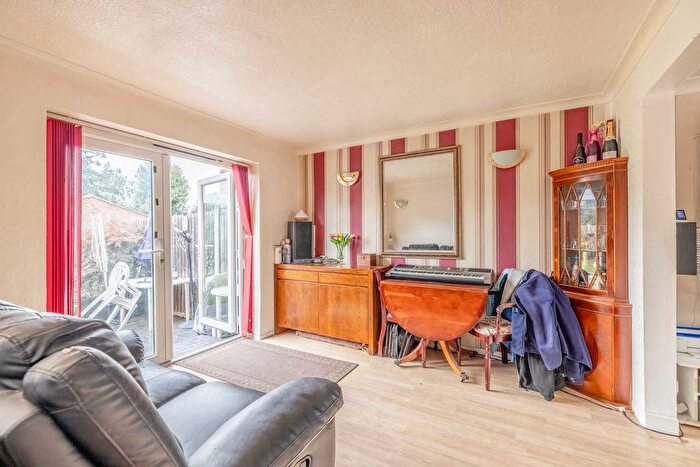 3 Bedroom Semi-Detached House For Sale In Westfield Road, Slough, SL2