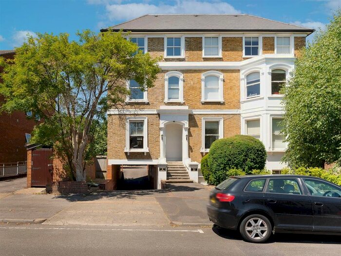 Studio To Rent In Berrylands, Surbiton, KT5