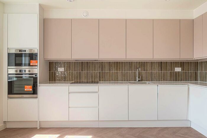 2 Bedroom Flat To Rent In Ballards Lane, Church End, London, N3