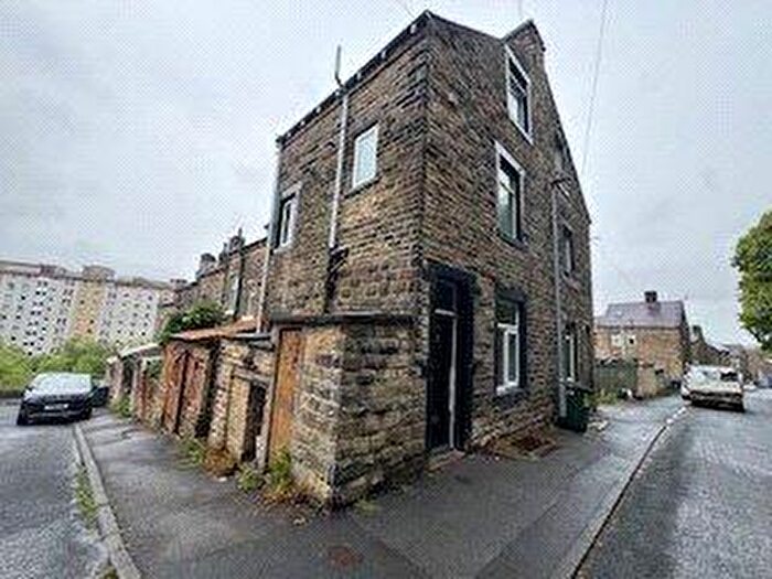 2 Bedroom End Of Terrace House To Rent In Hainworth Road, Keighley, West Yorkshire, BD21