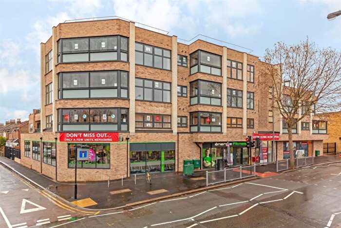 2 Bedroom Apartment To Rent In Chingford Mount Road, Chingford, E4
