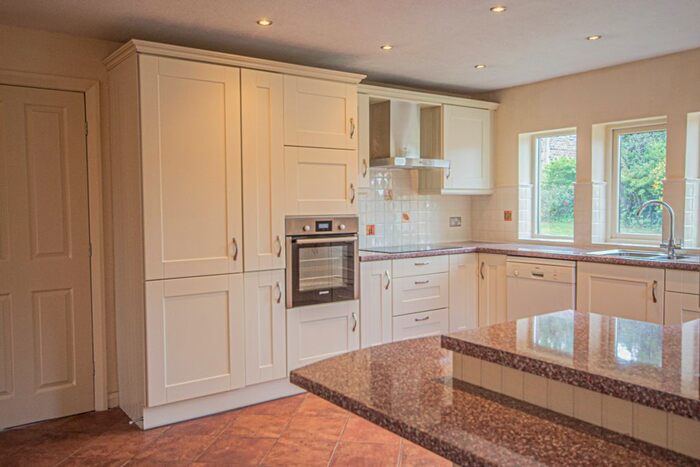 5 Bedroom Detached House To Rent In Wakefield Road, Grange Moor, Wakefield, WF4