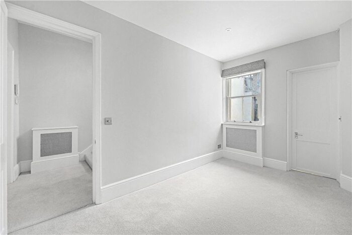 3 Bedroom Flat To Rent In Museum Street, Bloomsbury, London, WC1A