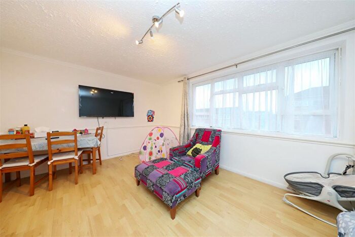 2 Bedroom Flat For Sale In Byron Way, West Drayton, UB7