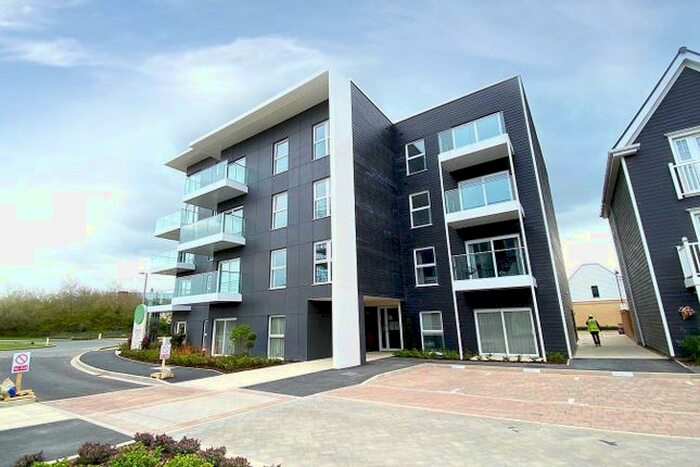 3 Bedroom Flat To Rent In Sunapee Road, Reading, Berkshire, RG2