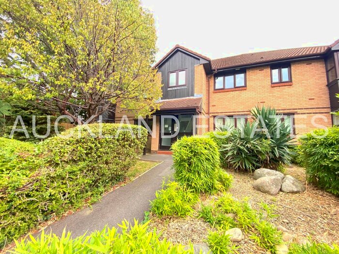 1 Bedroom Flat To Rent In Bornedene, Potters Bar, EN6