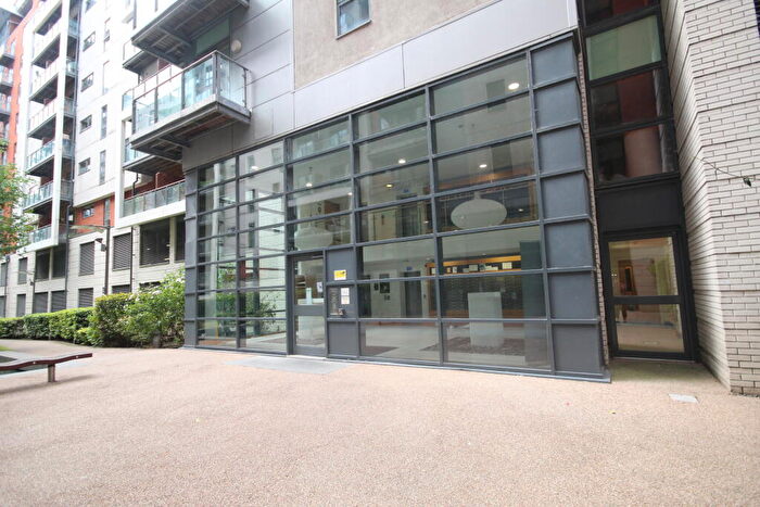 2 Bedroom Flat For Sale In Barton Place, Manchester, M4