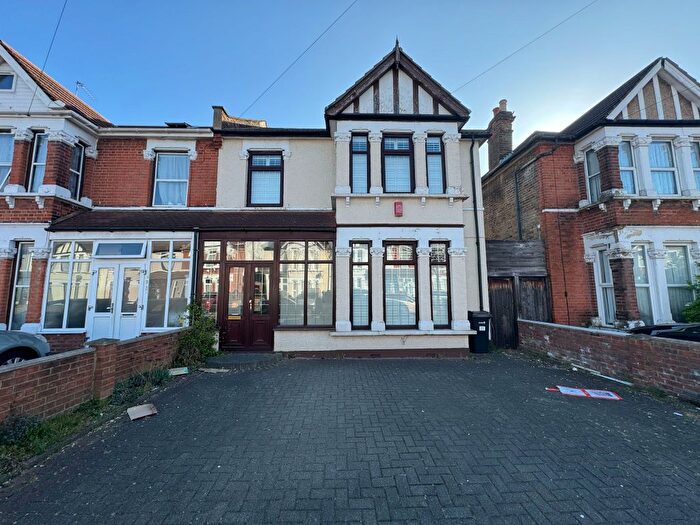 4 Bedroom End Of Terrace House To Rent In Oakwood Gardens, Ilford, IG3