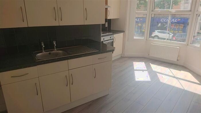 2 Bedroom Flat To Rent In Market Place, Great Bridge, Tipton, DY4