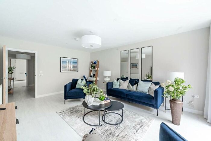 3 Bedroom Flat To Rent In Tern Apartments, Hendon Waterside, NW9