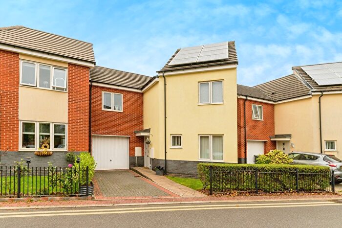4 Bedroom Semi-detached House For Sale In Graston Close, Birmingham, B16