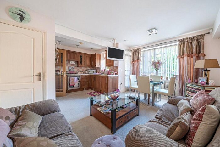 2 Bedroom Flat For Sale In Champion Hill, London, SE5