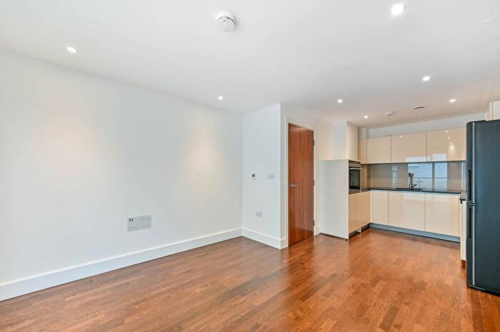 1 Bedroom Flat For Sale In Henry Macaulay Avenue, Kingston, Kingston Upon Thames, KT2