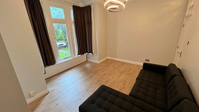 2 Bedroom Apartment To Rent In Broomfield Crescent, Leeds, LS6