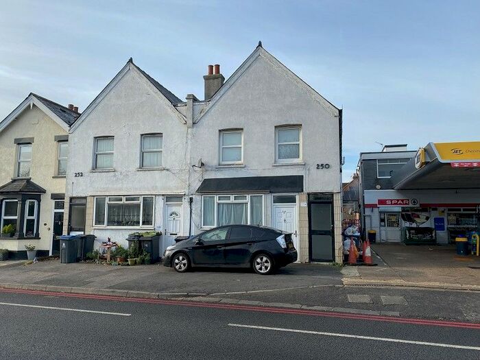 2 Bedroom Flat To Rent In Hook Road, Chessington, Surrey. KT9