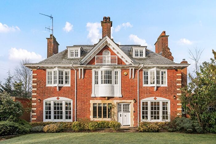 6 Bedroom Detached House To Rent In Darkes Lane, Potters Bar, EN6