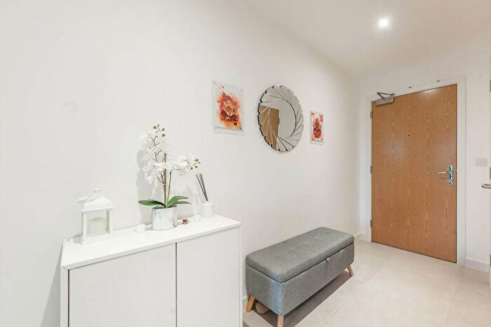 1 Bedroom Flat For Sale In Alexandra Avenue, Rayners Lane, Harrow, HA2