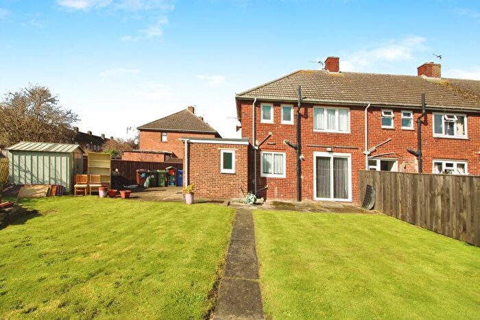 3 Bedroom End Of Terrace House For Sale In Langton Close, Grimsby, DN33